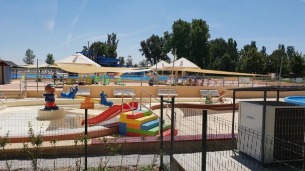 Kąpielisko termalne Štrand Emil Tatárik 3 Autor: Alexander Balász źródło: https://slovenskycestovatel.sk/item/termalne-kupalisko-strand-emila-tatarika
