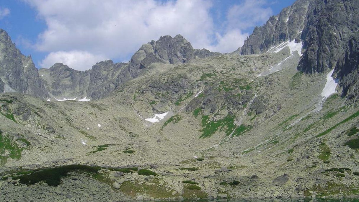 Batizovský štít w Tatrach Wysokich 1 Autor: Kristo źródło: https://sk.wikipedia.org/wiki/Batizovsk%C3%BD_%C5%A1t%C3%ADt#/media/S%C3%BAbor:Popradsky_Ladovy_stit_over_Batizovske_pleso.jpg