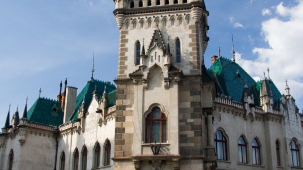 Pohľad na Jakabov palác z rohu Mlynskej ulice a Ulice Protifašistických bojovníkov Autor: Maros M r a z źródło: https://sk.wikipedia.org/wiki/Jakabov_pal%C3%A1c#/media/S%C3%BAbor:Jakab's_Palace,_Ko%C5%A1ice,_Slovakia.jpg