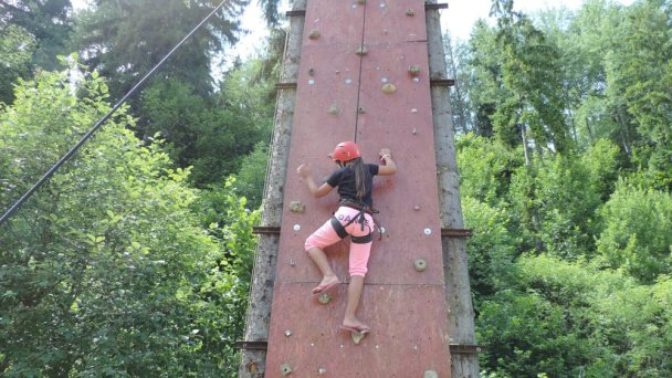 Zábavný park Liptov - Lezecká stena źródło: https://zabavnyparkliptov.sk/wp-content/uploads/2018/07/DSCN5749.jpg Zábavný park Liptov - Lezecká stena źródło: https://zabavnyparkliptov.sk/wp-content/uploads/2018/07/DSCN5749.jpg
