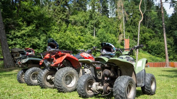 Zábavný park Liptov - štvorkolky źródło: https://zabavnyparkliptov.sk/wp-content/uploads/2018/07/zabavny-park-liptov-10.jpg Zábavný park Liptov - štvorkolky źródło: https://zabavnyparkliptov.sk/wp-content/uploads/2018/07/zabavny-park-liptov-10.jpg