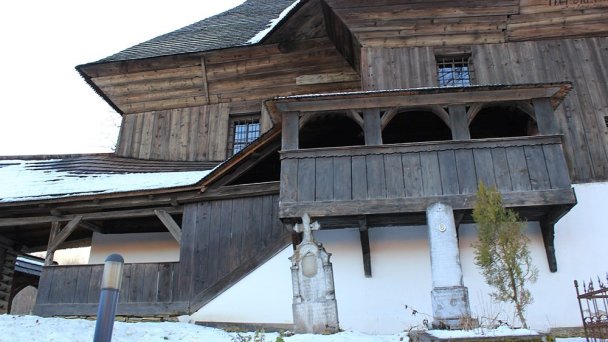Areál kostola Autor: hrusmar źródło: https://upload.wikimedia.org/wikipedia/commons/thumb/f/fe/Poh%C4%BEad_na_vn%C3%BAtorn%C3%BD_are%C3%A1l.JPG/800px-Poh%C4%BEad_na_vn%C3%BAtorn%C3%BD_are%C3%A1l.JPG