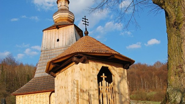 Kostol Ochrany Presvätej Bohorodičky Miroľa - zvonica Autor: Henryk Bielamowicz źródło: https://upload.wikimedia.org/wikipedia/commons/thumb/d/db/Miro%C4%BEa%2C_cerkiew_Opieki_Bogurodzicy_%28HB4%29.jpg/800px-Miro%C4%BEa%2C_cerkiew_Opieki_Bogurodzicy_%28HB4%29.jpg