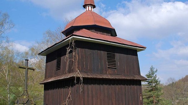 Kościół Opieki Najświętszej Marii Panny Nižný Komárnik 4 Autor: Henryk Bielamowicz źródło: https://sk.wikipedia.org/wiki/Cerkov_Ochrany_Presv%C3%A4tej_Bohorodi%C4%8Dky_(Ni%C5%BEn%C3%BD_Kom%C3%A1rnik)