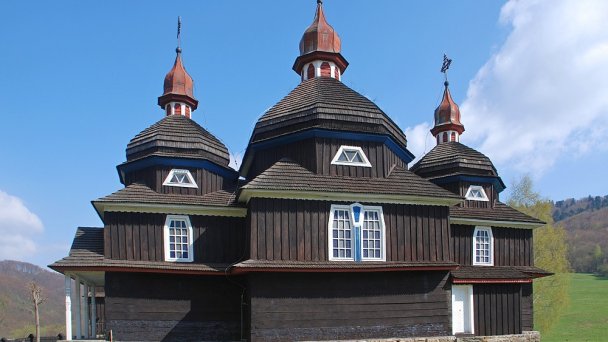 Kostol Ochrany Presvätej Bohorodičky Nižný Komárnik Autor: Henryk Bielamowicz źródło: https://upload.wikimedia.org/wikipedia/commons/4/42/Ni%C5%BEn%C3%BD_Kom%C3%A1rnik%2C_cerkiew_Opieki_Bogurodzicy_%28HB1%29.jpg
