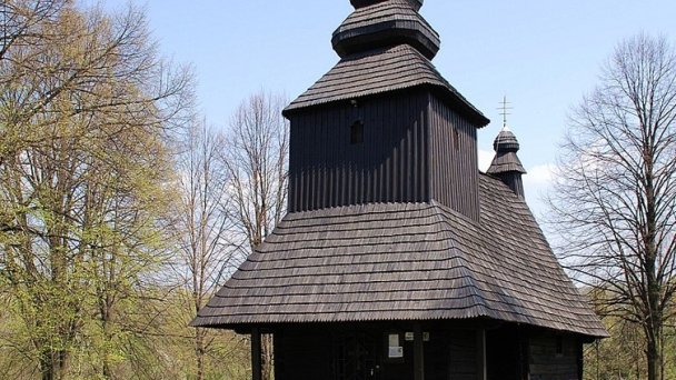 Chrám Prenesenia ostatkov sv. Mikuláša – biskupa Ruská Bystrá - západný pohľad Autor: Henryk Bielamowicz źródło: https://upload.wikimedia.org/wikipedia/commons/thumb/4/42/Rusk%C3%A1_Bystr%C3%A1%2C_cerkiew%2C_widok_od_strony_zachodniej.jpg/800px-Rusk%C3%A1_Bystr%C3%A1%2C_cerkiew%2C_widok_od_strony_zachodniej.jpg Chrám Prenesenia ostatkov sv. Mikuláša – biskupa Ruská Bystrá - západný pohľad Autor: Henryk Bielamowicz źródło: https://upload.wikimedia.org/wikipedia/commons/thumb/4/42/Rusk%C3%A1_Bystr%C3%A1%2C_cerkiew%2C_widok_od_strony_zachodniej.jpg/800px-Rusk%C3%A1_Bystr%C3%A1%2C_cerkiew%2C_widok_od_strony_zachodniej.jpg