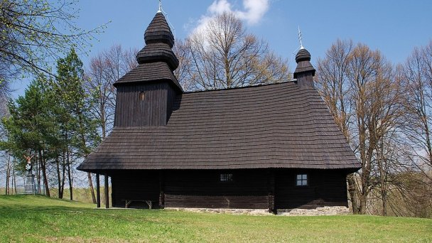 Chrám Prenesenia ostatkov sv. Mikuláša – biskupa Ruská Bystrá - južný pohľad Autor: Henryk Bielamowicz źródło: https://upload.wikimedia.org/wikipedia/commons/thumb/f/f9/Rusk%C3%A1_Bystr%C3%A1%2C_cerkiew%2C_widok_od_po%C5%82udnia.jpg/800px-Rusk%C3%A1_Bystr%C3%A1%2C_cerkiew%2C_widok_od_po%C5%82udnia.jpg Chrám Prenesenia ostatkov sv. Mikuláša – biskupa Ruská Bystrá - južný pohľad Autor: Henryk Bielamowicz źródło: https://upload.wikimedia.org/wikipedia/commons/thumb/f/f9/Rusk%C3%A1_Bystr%C3%A1%2C_cerkiew%2C_widok_od_po%C5%82udnia.jpg/800px-Rusk%C3%A1_Bystr%C3%A1%2C_cerkiew%2C_widok_od_po%C5%82udnia.jpg