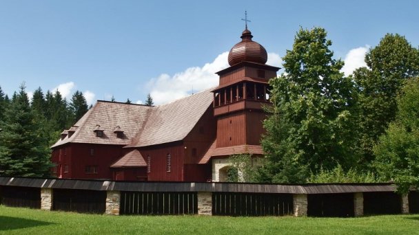 Drewniany kościół artykularny pod wezwaniem Świętego Krzyża 4 Autor: palickap źródło: https://sk.wikipedia.org/wiki/Sv%C3%A4t%C3%BD_Kr%C3%AD%C5%BE_(okres_Liptovsk%C3%BD_Mikul%C3%A1%C5%A1)