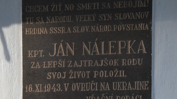 Rodný dom kpt. Jána Nálepku Autor: Robert Jahoda źródło: https://upload.wikimedia.org/wikipedia/commons/9/99/Pamatna_tabula.jpg