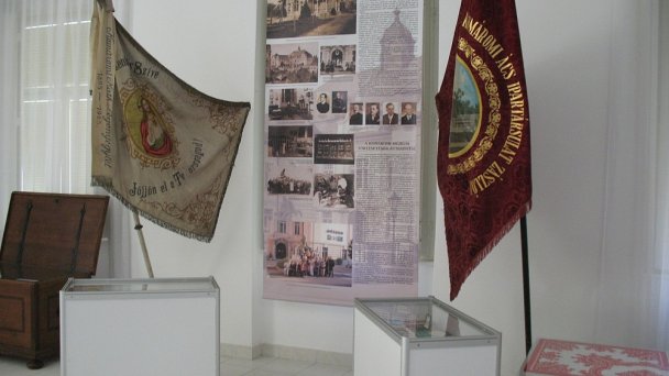 Podunajské múzeum Autor: Taz666 źródło: https://upload.wikimedia.org/wikipedia/commons/c/cd/DMM_Komarom_-_125_%28zaszlok%29.JPG