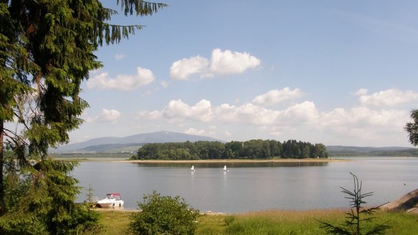 Slanický ostrov Autor: Oravská galéria v Dolnom Kubíne źródło: https://upload.wikimedia.org/wikipedia/commons/2/20/Slanick%C3%BD_ostrov_umenia%2C_Oravsk%C3%A1_priehrada.jpg