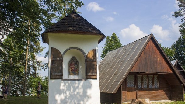 Slanický ostrov Autor: Lukkon źródło: https://upload.wikimedia.org/wikipedia/commons/a/a9/Slanick%C3%BD_ostrov_umenia_-_Pozostatok_kalv%C3%A1rie_2.jpg