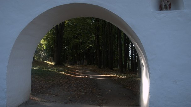 Slanický ostrov Autor: Schliemann źródło: https://upload.wikimedia.org/wikipedia/commons/5/58/Plastiky_na_Slanickom_ostrove.jpg