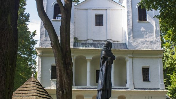 Slanický ostrov Autor: Lukkon źródło: https://upload.wikimedia.org/wikipedia/commons/7/77/Slanick%C3%BD_ostrov_umenia_-_Kostol.jpg