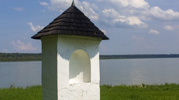 Slanický ostrov Autor: Lukkon źródło: https://upload.wikimedia.org/wikipedia/commons/2/2d/Slanick%C3%BD_ostrov_umenia_-_pozostatok_kalv%C3%A1rie.jpg