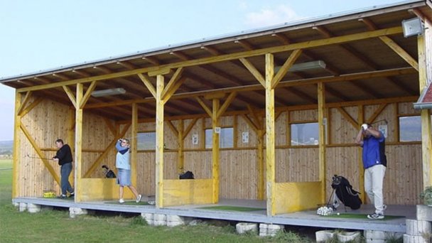 Pole golfowe Adam 4 źródło: https://www.travelguide.sk/svk/turisticke-zaujimavosti/golfovy-klub-agama_59_1.html