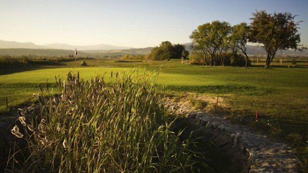 Pole golfowe Adam 5 źródło: https://www.travelguide.sk/svk/turisticke-zaujimavosti/golfovy-klub-agama_59_1.html