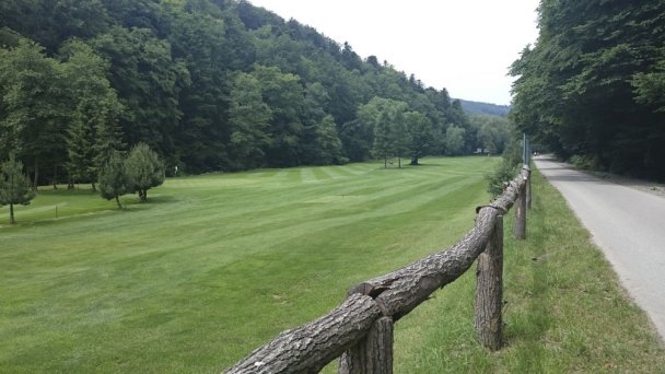Pole golfowe Alpinka 2 Autor: Gabriel Hernandez źródło: https://slovenskycestovatel.sk/item/golfove-ihrisko-alpinka