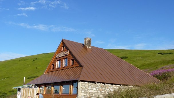 Útulňa Ďurková pod Chabencom Autor: Michal Klajban źródło: https://upload.wikimedia.org/wikipedia/commons/a/aa/N%C3%ADzk%C3%A9_Tatry%2C_%C3%BAtul%C5%88a_%C4%8Eurkov%C3%A1_%283%29.JPG