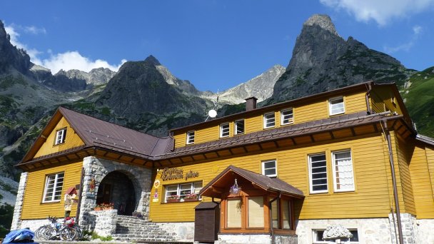 Chata pri Zelenom Plese Autor: Michal Klajban źródło: https://upload.wikimedia.org/wikipedia/commons/b/b4/Vysok%C3%A9_Tatry%2C_chata_pri_Zelenom_plese_%286%29.JPG Chata pri Zelenom Plese Autor: Michal Klajban źródło: https://upload.wikimedia.org/wikipedia/commons/b/b4/Vysok%C3%A9_Tatry%2C_chata_pri_Zelenom_plese_%286%29.JPG