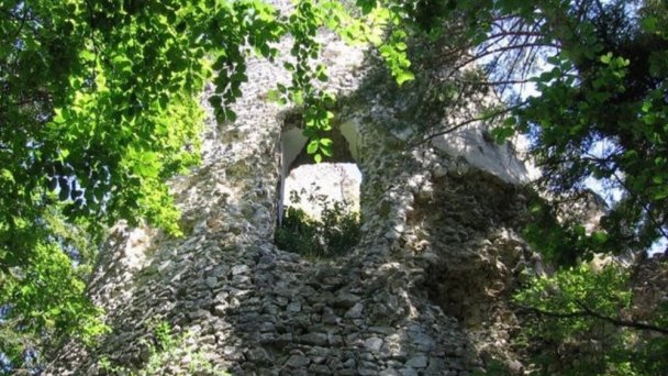 Hrad Blatnica Autor: J.Stefanek, hrady-zamky.sk źródło: https://www.hrady-zamky.sk/obrazky/blatnica/blatnica3.jpg