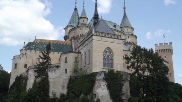 Bojnický zámok Autor: hrady a zámky na Slovensku.sk źródło: https://www.hrady-zamky.sk/obrazky/bojnicky-zamok/bojnicky-zamok19.jpg