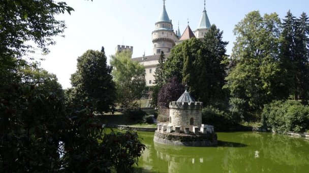 Bojnický zámok Autor: hrady a zámky na Slovensku.sk źródło: https://www.hrady-zamky.sk/obrazky/bojnicky-zamok/uzi6.jpg