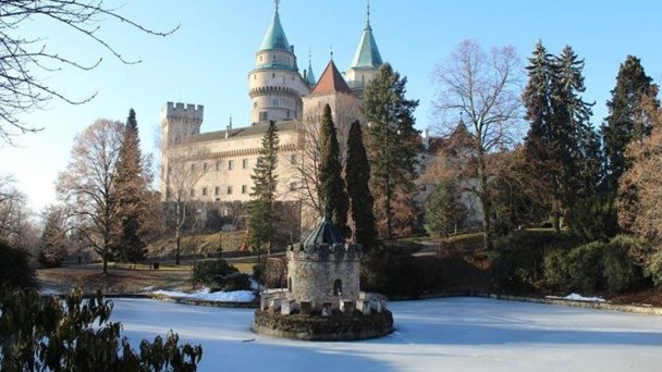 Bojnický zámok Autor: hrady a zámky na Slovensku.sk źródło: https://www.hrady-zamky.sk/obrazky/bojnicky-zamok/uzi8.jpg