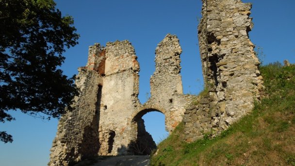 Vstupná brána na hrad Autor: Milan Bališin źródło: https://upload.wikimedia.org/wikipedia/commons/thumb/2/2b/Brekovsk%C3%BD_hrad_0002.JPG/800px-Brekovsk%C3%BD_hrad_0002.JPG