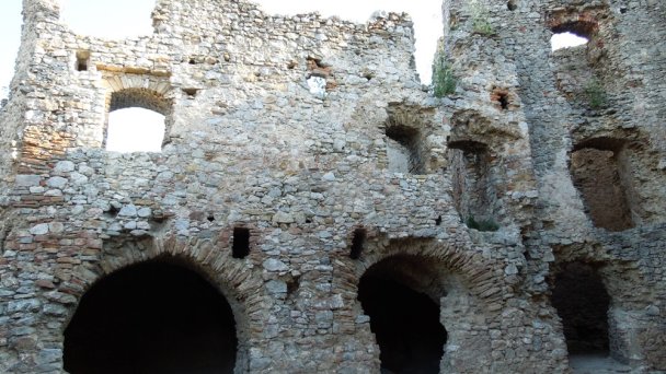 Brekovský hrad Autor: Milan Bališin źródło: https://upload.wikimedia.org/wikipedia/commons/thumb/e/ee/Brekovsk%C3%BD_hrad_0006.JPG/800px-Brekovsk%C3%BD_hrad_0006.JPG
