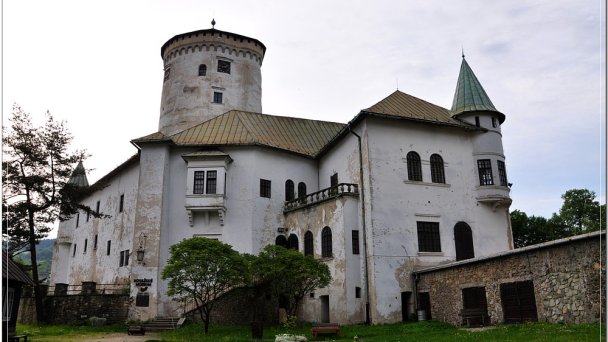Budatínsky hrad Autor: János Korom Dr. źródło: https://www.flickr.com/photos/korom/3571036714/in/photolist-6rukZB-6rumvZ-6ryuNw-6rumpD-6rum9V-6ryvss-6ryvM9-6rumXP-6ryvxf-6rumgR-6ryviG-6ryvJQ-6ruoyz-a4t8PL-6ryvU9-6runi4-25dU8V7/