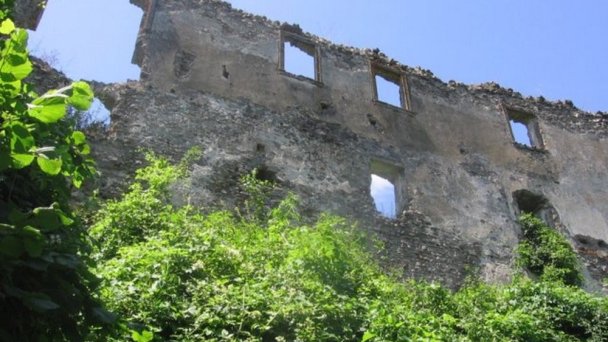 Zadná stena hradu Autor: hrady-zamky.sk źródło: https://www.hrady-zamky.sk/cabrad/#history-8