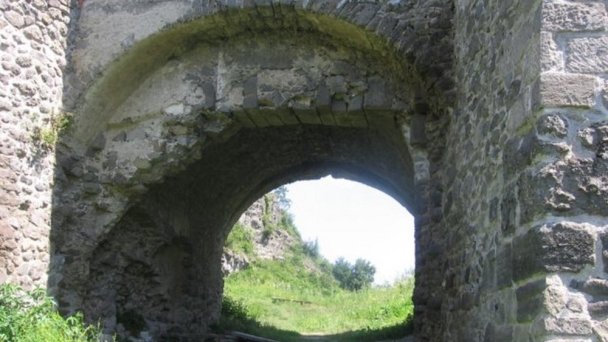 Vstupná brána Autor: hrady-zamky.sk źródło: https://www.hrady-zamky.sk/cabrad/#history-5