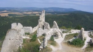 Čachtický hrad Autor: hrady-zamky.sk źródło: https://www.hrady-zamky.sk/obrazky/cachtice/cachtice3.jpg