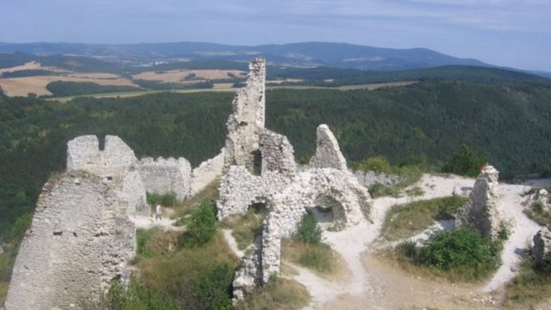 Čachtický hrad Autor: hrady-zamky.sk źródło: https://www.hrady-zamky.sk/obrazky/cachtice/cachtice3.jpg