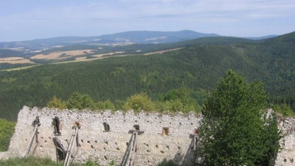 Čachtický hrad Autor: hrady-zamky.sk źródło: https://www.hrady-zamky.sk/obrazky/cachtice/cachtice6.jpg