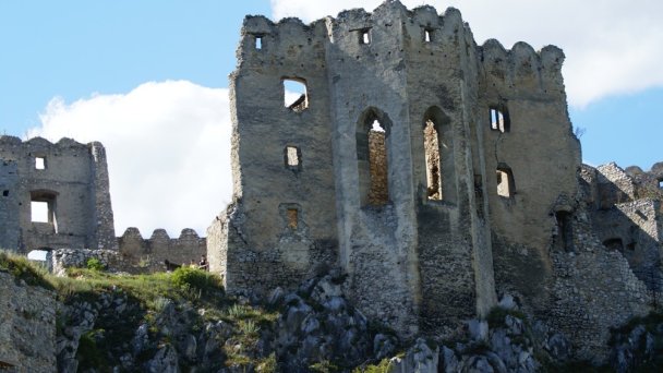 Hrad Beckov stena Autor: I, Rado Bahna źródło: https://upload.wikimedia.org/wikipedia/commons/a/a3/SlovakRepublic-Beckov-Castle_%283%29.JPG