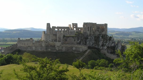 Hrad Beckov Autor: Peter Zelizňák źródło: https://sk.wikipedia.org/wiki/Beckovsk%C3%BD_hrad#/media/S%C3%BAbor:Beckovsky_hrad_ruiny.JPG