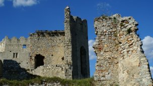 Hrad Beckov ruiny Autor: I, Rado Bahna źródło: https://upload.wikimedia.org/wikipedia/commons/2/2b/SlovakRepublic-Beckov-Castle_%2825%29.JPG