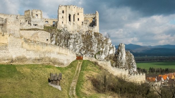 Hrad Beckov Autor: Ebs Els źródło: https://www.flickr.com/photos/ebsels/16884306969/sizes/l/