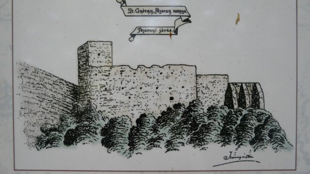 Hrad Biely Kameň Autor: Xpucmo źródło: https://upload.wikimedia.org/wikipedia/commons/4/4c/Kreslenie_Biely_Kame%C5%88_hradu%2C_drawing_of_Biely_Kame%C5%88_castle%2C_P1010822.jpg
