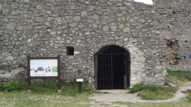hrad branc 2 Autor: hrady-zamky.sk źródło: https://www.hrady-zamky.sk/obrazky/branc/branc25.jpg