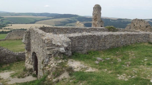 hrad branc 5 Autor: hrady-zamky.sk źródło: https://www.hrady-zamky.sk/obrazky/branc/branc29.jpg