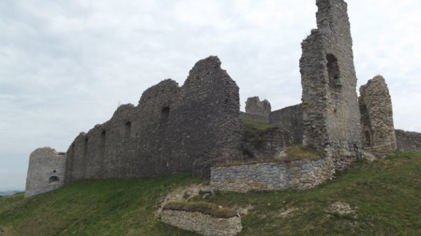 hrad branc 6 Autor: hrady-zamky.sk źródło: https://www.hrady-zamky.sk/obrazky/branc/branc33.jpg