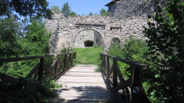 Vstupný most Autor: hrady-zamky.sk źródło: https://www.hrady-zamky.sk/cabrad/#history-4