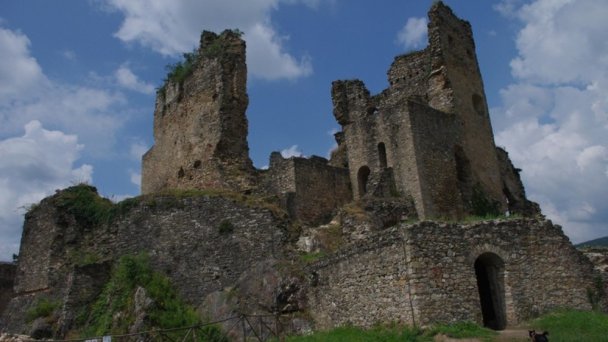 Hrad Divin 1 Autor: hrady-zamky.sk źródło: https://www.hrady-zamky.sk/divin/