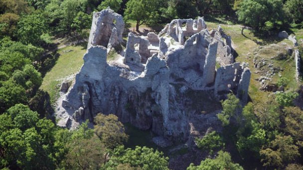 Hrušovský hrad Autor: Civertan źródło: https://upload.wikimedia.org/wikipedia/commons/f/f9/Hrussocivertanlegi1.jpg