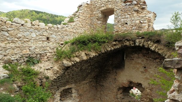 Hrad Lednica Autor: Michal Jakubský źródło: https://upload.wikimedia.org/wikipedia/commons/7/76/Hrad_Lednica_-_panoramio_%282%29.jpg