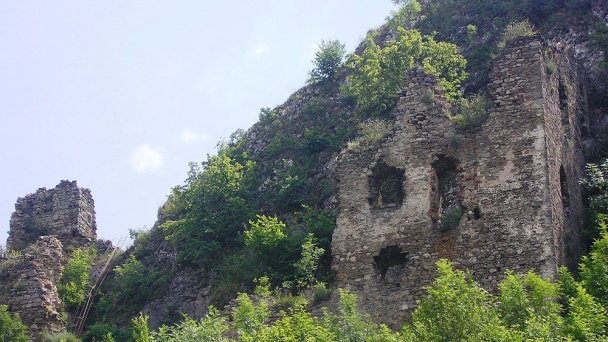 Hrad Lednica Autor: Michal Jakubský źródło: https://upload.wikimedia.org/wikipedia/commons/8/8a/Hrad_Lednica_-_panoramio.jpg