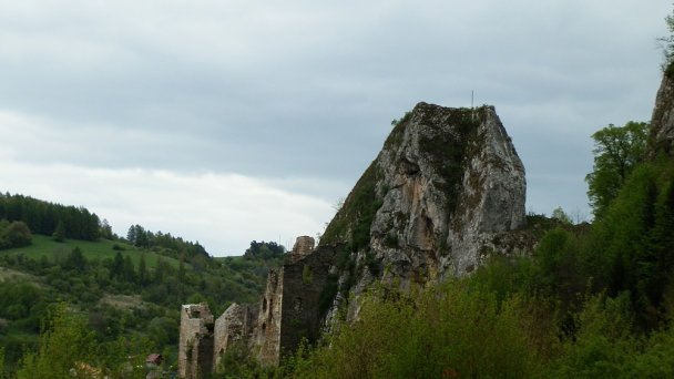 Hrad Lednica Autor: Michal Jakubský źródło: https://upload.wikimedia.org/wikipedia/commons/1/12/Lednick%C3%A9_bralo_-_panoramio.jpg